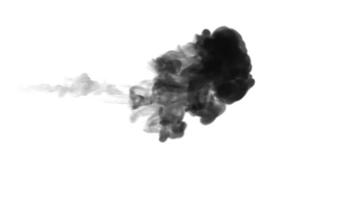 一股墨水流，注入黑色染料云或烟雾，墨水以慢动作注入白色。水中的黑色云。漆黑的背景或烟雾背景，用于墨水