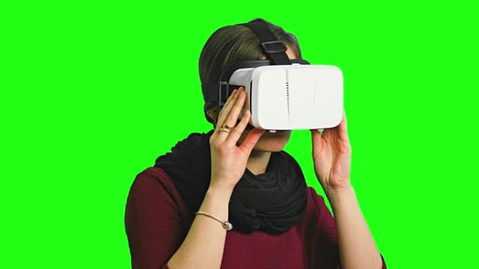 女人戴着VR耳机转头