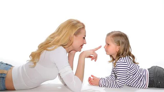 孩子和妈妈互相抚摸鼻子