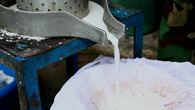 园丁用压榨机挤压椰奶