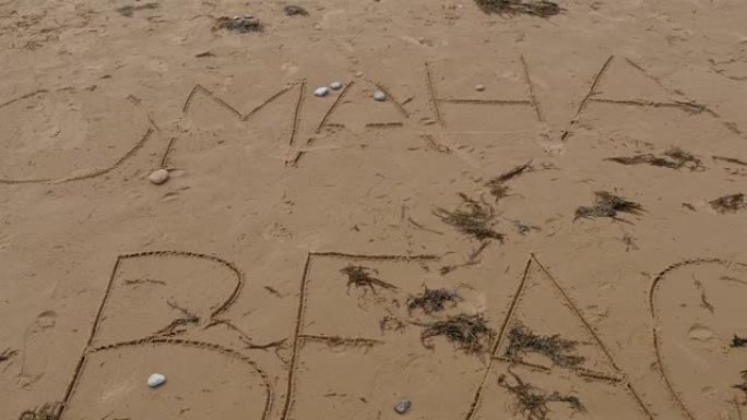 在奥马哈海滩上的沙滩上写作