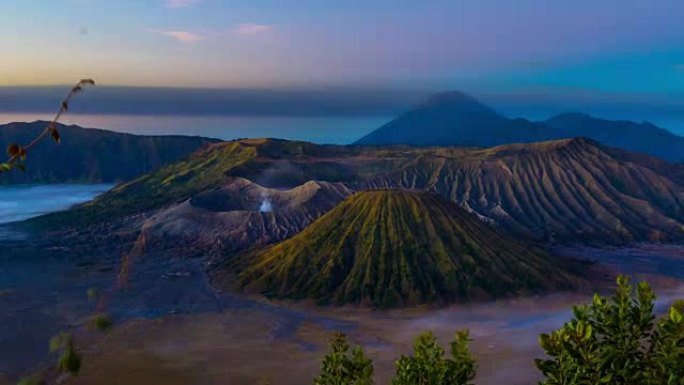 全高清延时。布罗莫火山上空的日出。印度尼西亚东爪哇-2015年7月25日