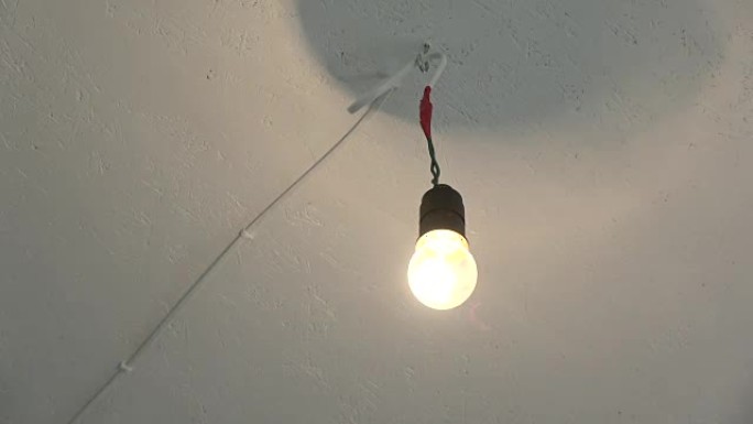 天花板上的老式电灯