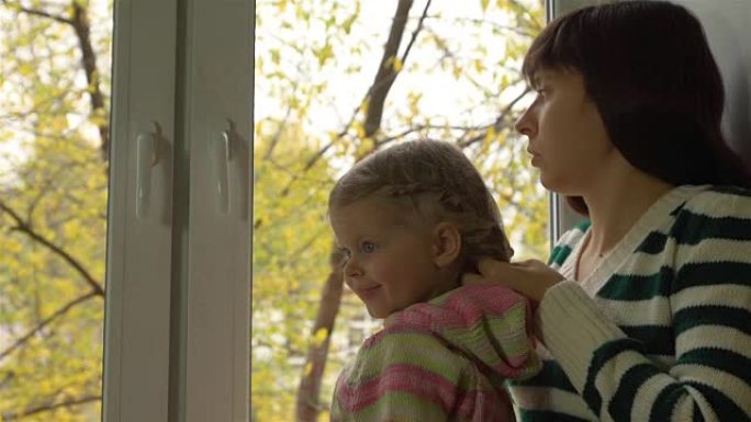 在阴天的秋天，母亲在窗台上编织女儿的头发。