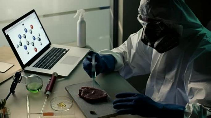 牲畜中的抗生素。呼吸器的老年科学家专家在现代实验室通过在肉中注入添加剂进行测试