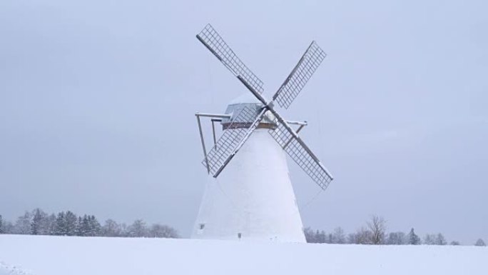 覆盖着白雪的旧风车