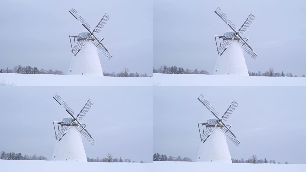覆盖着白雪的旧风车