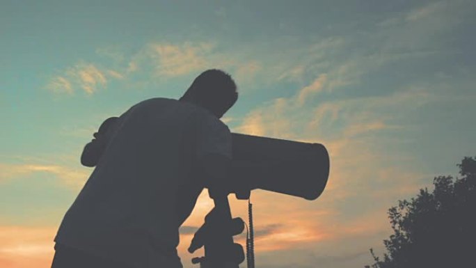 男人用望远镜看着星星。