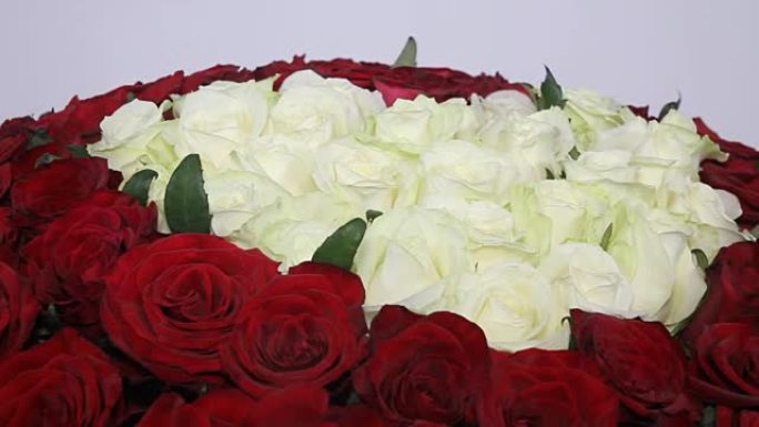 红玫瑰花束，里面有心形的白玫瑰。特写