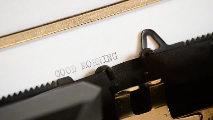 用一台旧的手动打字机打字早上好