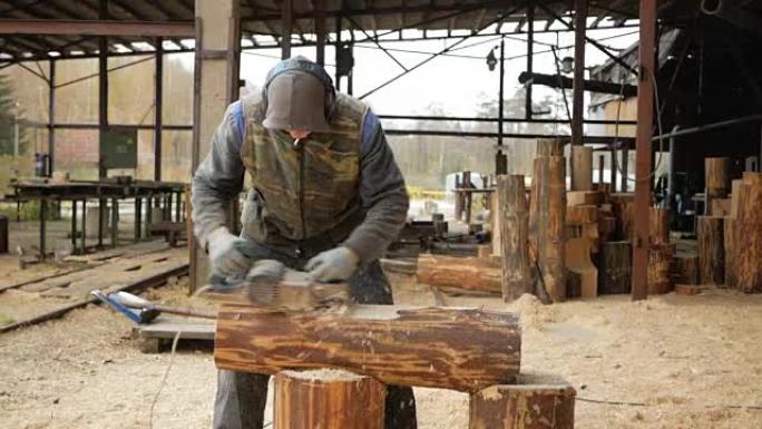 建筑工人为建筑项目计划一块木头。建筑研磨电动手平面。在工厂的背景下，慢动作