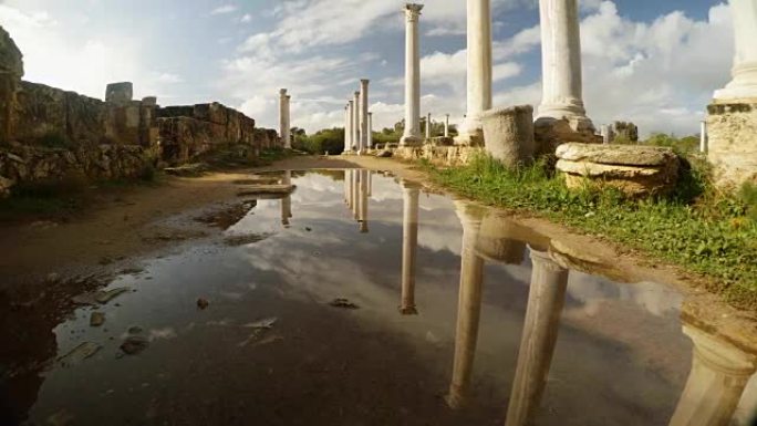 全景新鲜的春天景色罗马集市柱廊在水坑仿古镇萨拉米斯的蓝天和云柱的倒影