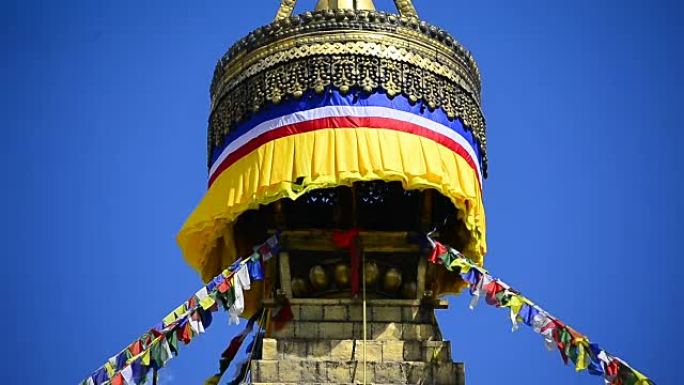 尼泊尔加德满都五颜六色的经幡和金色的佛塔