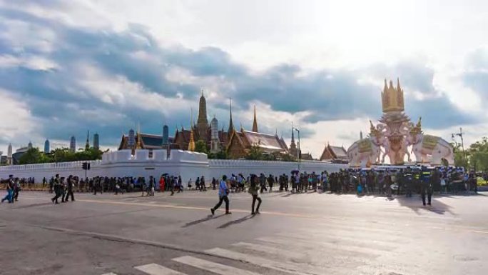 泰国曼谷，Phra Kaew，泰国寺庙的人的延时拍摄。起吊射击。