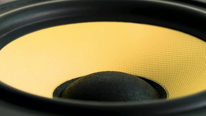 关闭移动低音炮。扬声器部分。薄膜的黑色和黄色。乐器的概念。宏视频拍摄。