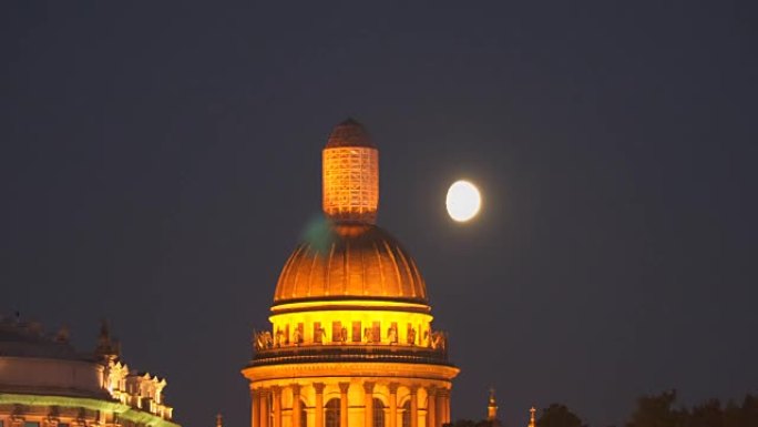 月亮背景中的圣以撒大教堂的圆顶