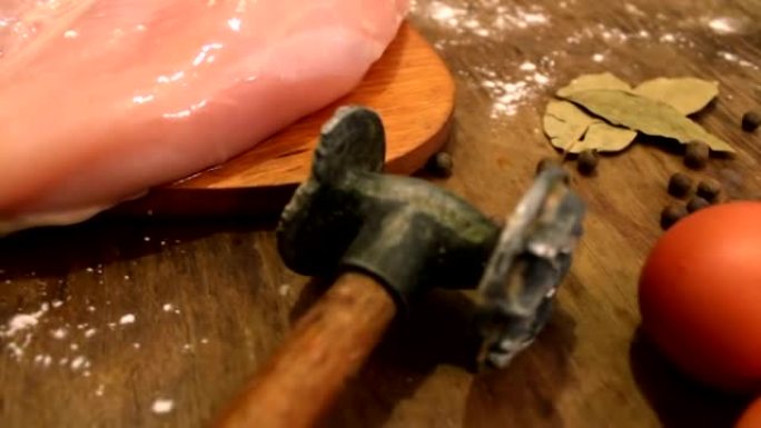 桌子上的鸡柳，旁边是生鸡蛋锤，用于打肉