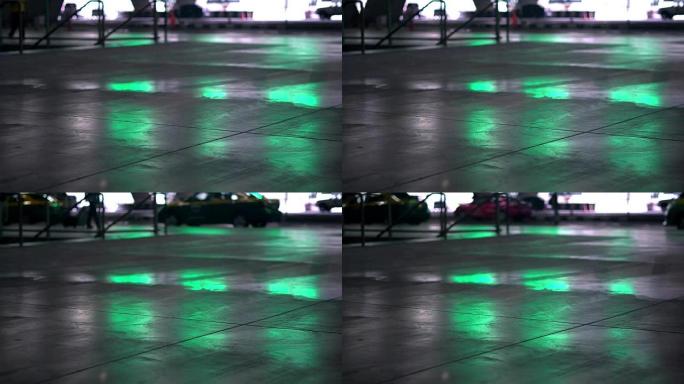 机场航站楼地面反射LED标志的遮光。出租车。人们带着包走路。到达和离开。绿色明亮的反射。日