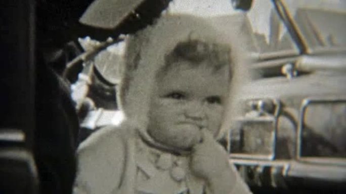 1937: 脾气暴躁的婴儿把手指放在嘴里，看起来很搞笑。