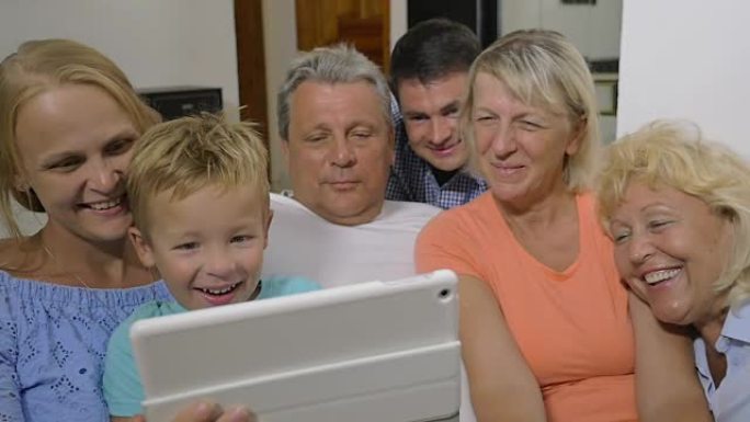 有孩子的家庭在pad上观看有趣的视频