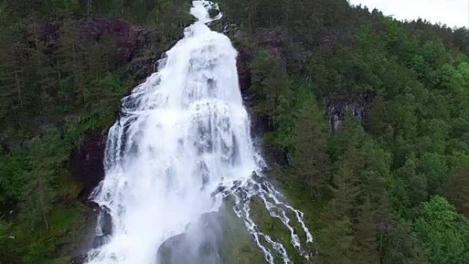 挪威森林中的巨大瀑布