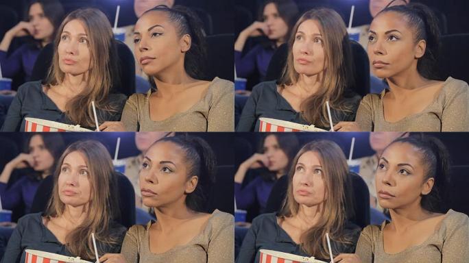 两个女人在电影院看着屏幕