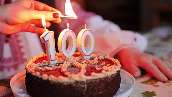 点燃蛋糕上的蜡烛。100周年