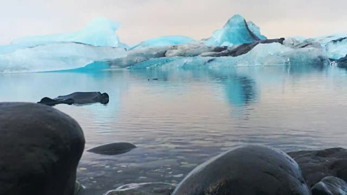 冰岛南部Jokulsarlon冰川泻湖自来水中的蓝色冰山