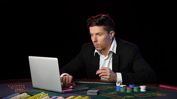 在网上赌场赌博。近距离