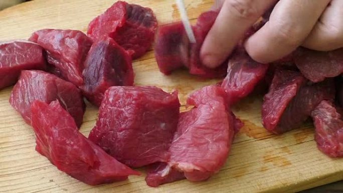 新鲜生切碎的牛肉。用牛肉煮炖牛肉。