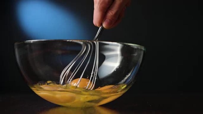用晶须在玻璃碗中搅拌鸡蛋
