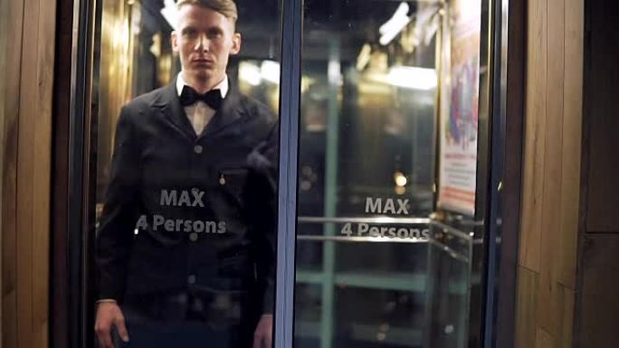 年轻而成功的商人，穿着领结的西装，带着玻璃门从电梯里出来。