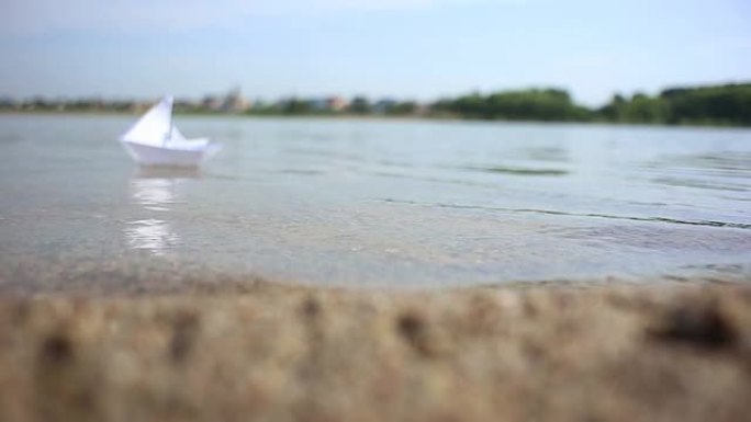 折纸船漂浮在河上