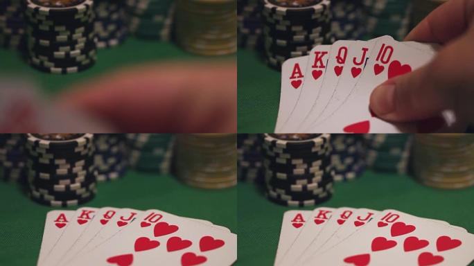 有人露出他的牌，并把它们放在桌子上，显示出皇家同花，背景中有很多筹码
