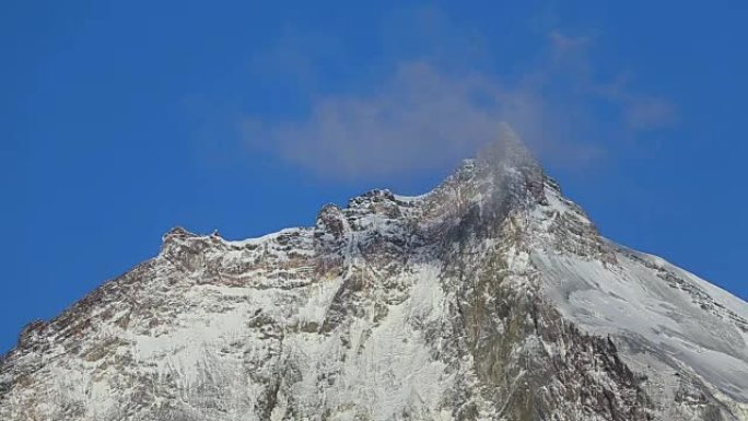 晴天和蓝天下美丽的假面火山岩石峰