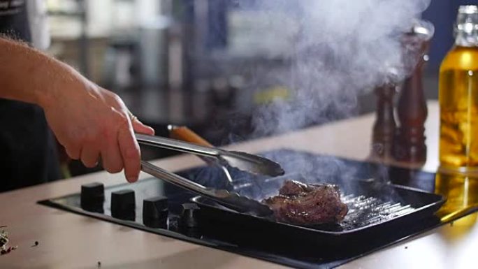 肉在平底锅里油炸