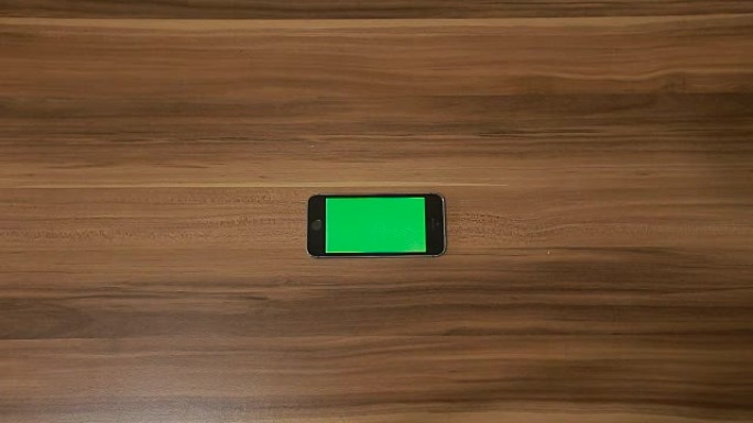 智能手机在木桌背景上双击手势。