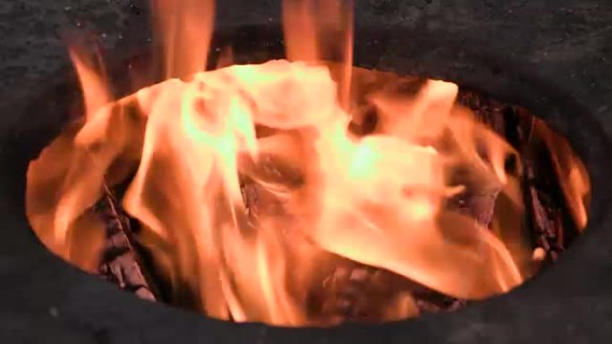 燃烧木材和煤炭。特写镜头剪辑4K