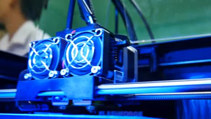 用于打印机模型的3D打印机。在实验室工作，3D打印技术，高质量的UHD视频素材