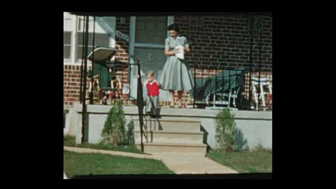 小男孩离开家为妈妈打开门，拿起古董相机