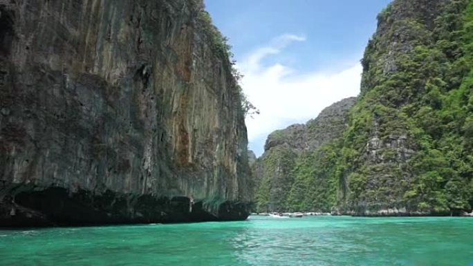 泰国披披岛鸟巢洞穴。绿色海洋中的美丽山