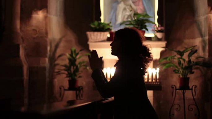 女人在教堂里祈祷
