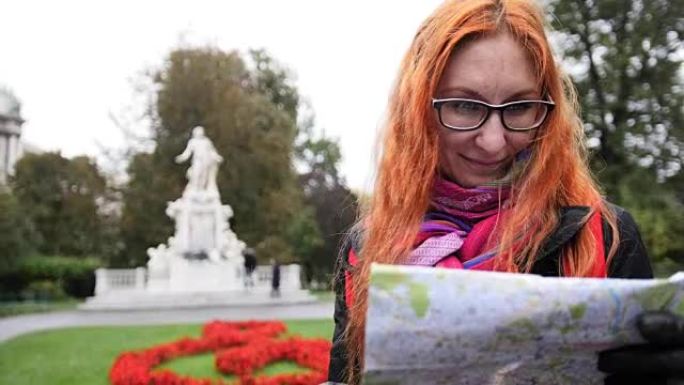 奥地利维也纳伯加滕红头发眼镜看地图的勇女游客