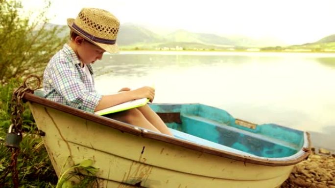 一个孩子坐在停泊的老式船上看书