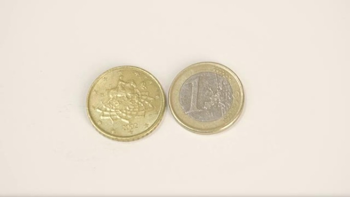 2002年版的镀金意大利硬币和1欧元硬币