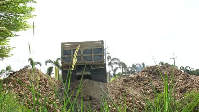自卸车正在卸土。自卸车正在建筑工地卸土或沙子。