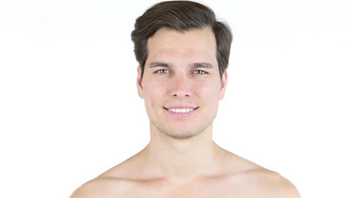 肖像英俊的男子与大微笑赤膊