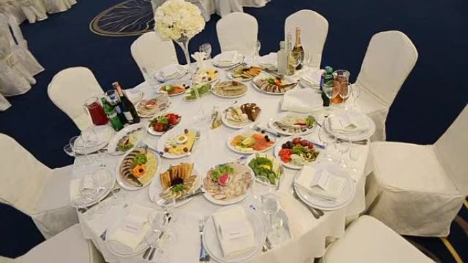 餐厅桌子的白色和蓝色装饰。婚礼午餐