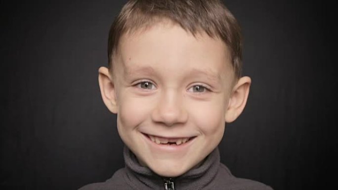 黑色背景上的男孩特写肖像。全高清视频