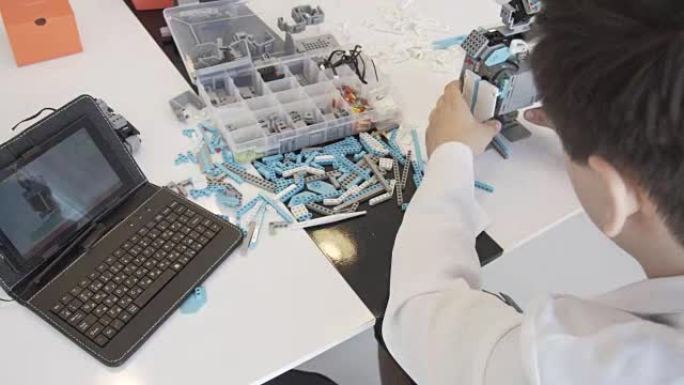 学生在实验室里创造了一个机器人